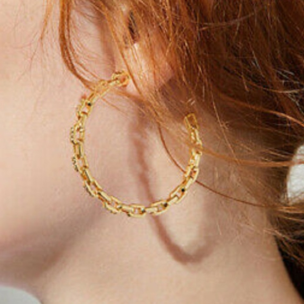 NWT 18k Yellow Gold Plated Gorgeous Hoop Earrings - Picture 3 of 3